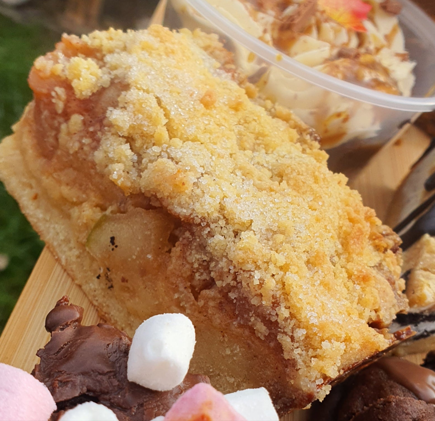 Apple crumble & Cinnamon blondie